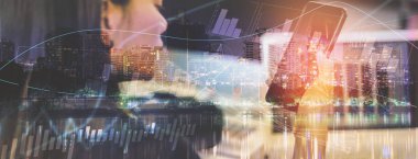 Ofiste çalışan çifte teşhirci kadın, belgeleri analiz et