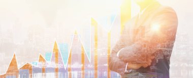 Çifte etki. Genç işadamı ayakta durup düşünüyor.