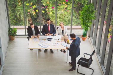 Yönetici ve kurumsal iş ekibi, iş adamlarıyla toplantı...