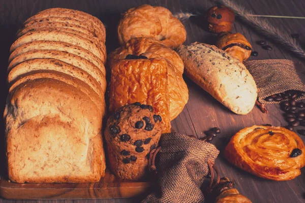 Bäckerei Und Kaffeebohnen Hausgemachtes Brot Besteht Aus Scheiben Und Brötchen — Stockfoto