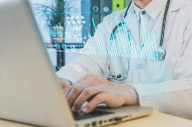 Hologram, konsept tıbbi hizmetler ve blok zincir sistem teknolojisi ile hasta veri depolama fütüristik yoluyla akıllı ekran arayüzü ile klavye bilgisayar dizüstü bilgisayarı yazmak için elini kullan