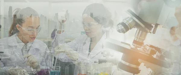 Doppia Esposizione Donne Medico Scienziato Esperienza Esperimento Virus Prova Medicina — Foto Stock