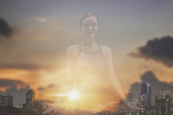 Подвійна Експозиція Транзитивність Йога Жінка Медитація Заходом Сонця Сутінковим Небом — стокове фото