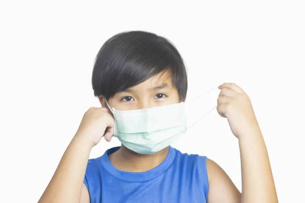 隔離された白い背景に医療用マスク 抗菌薬 細菌や汚れを身に着けているアジアの少年病 概念パンデミック流行予防コロナウイルスまたはCovid および呼吸器感染症と肺 — ストック写真