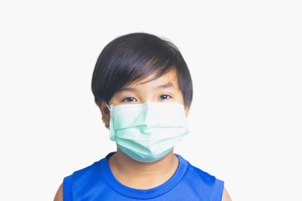 의료용 마스크를 항균제를 먼지를 아시아 소년의 질병은 배경에 전염병 코로나 — 스톡 사진