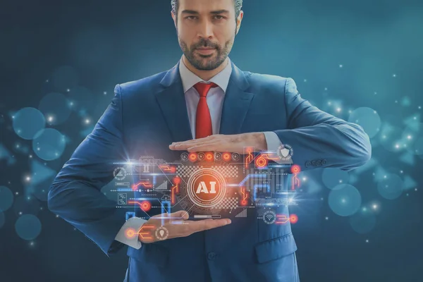 Yapay zeka veya yapay zeka sistemi, gelecekteki yenilik kavramı, teknoloji ve nesnelerin interneti kullanarak işlemleri analiz etmek ve işlemek için holografik arayüz ekran görüntüsü tutan iş adamı