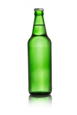 Beyaz arka plan üzerinde izole yeşil cam şişe. Bira şişesi klasik