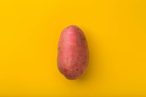 Patates renkli bir arka plan üzerinde. Patates deseni. Doğal kırmızı p