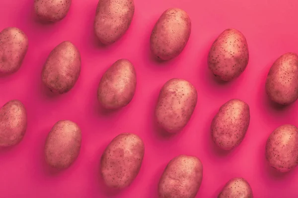 Patates renkli bir arka plan üzerinde. Patates deseni. Doğal kırmızı patates. Pembe