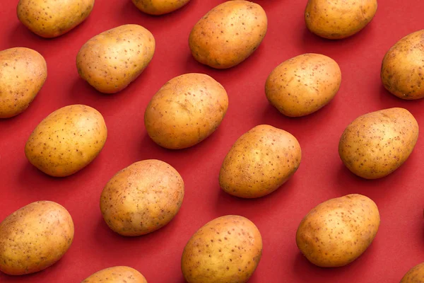 Patates renkli bir arka plan üzerinde. Patates deseni. Doğal potat