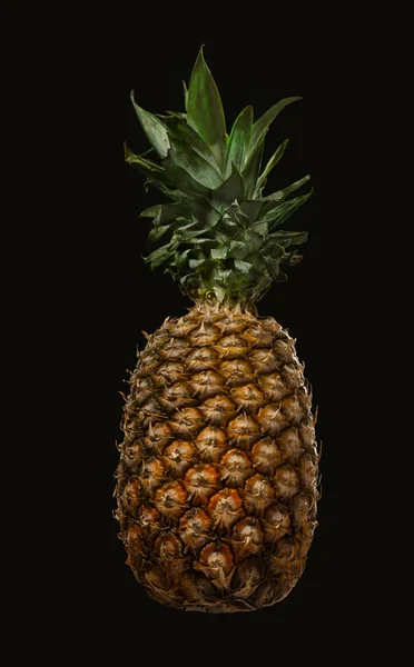 Siyah arka plan üzerine izole ananas. RIPE ve suyu ananas