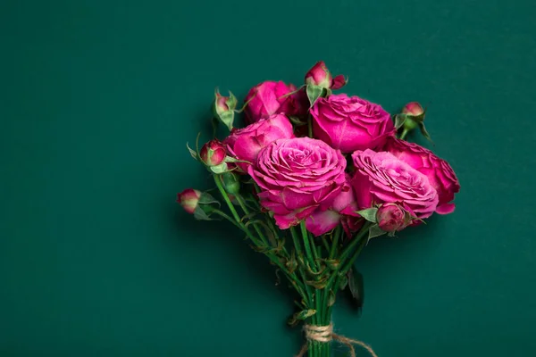 Gül, pion şeklindeki gül pion şeklinde bir renkli arka plan, pembe gül buketi pion şeklinde. St. Valentine's gün ve 8 Mart için hediye. Gül