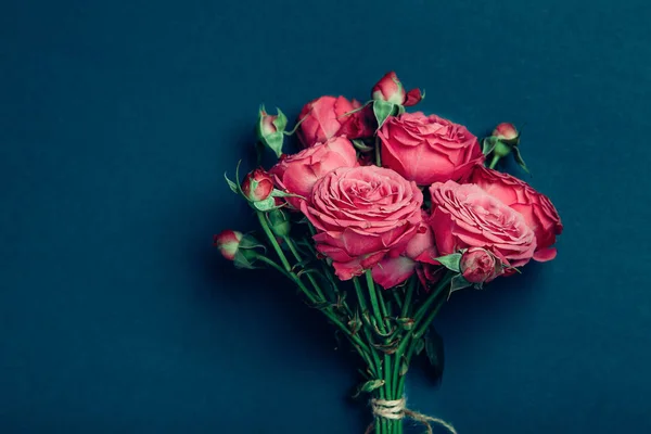 Gül, pion şeklindeki gül pion şeklinde bir renkli arka plan, pembe gül buketi pion şeklinde. St. Valentine's gün ve 8 Mart için hediye. Gül