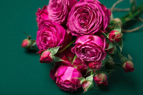 Pion 모양의 장미, 컬러 배경 pion 모양의 장미 꽃다발 핑크 장미 pion 모양. 성 발렌타인의 날, 3 월 8에 대 한 선물. 장미 — 스톡 사진