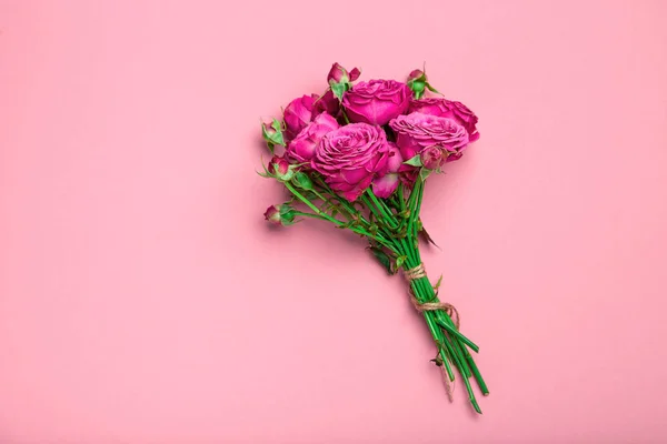 Pionenförmige Rosen, ein Strauß pionenförmiger Rosen auf farbigem Hintergrund, rosa pionenförmige Rosen. Geschenk zum Valentinstag und zum 8. März Rosen — Stockfoto