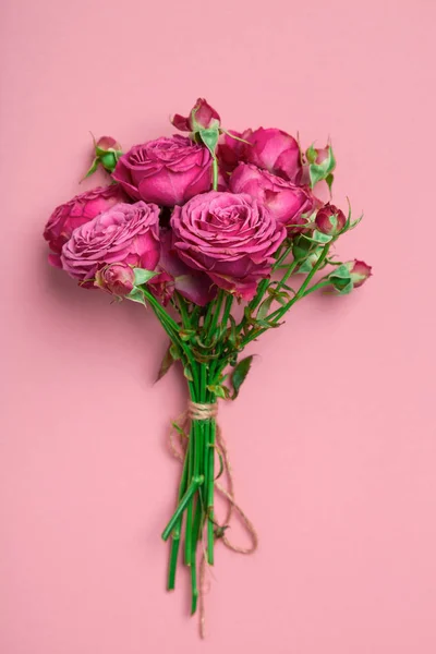 Pionenförmige Rosen, ein Strauß pionenförmiger Rosen auf farbigem Hintergrund, rosa pionenförmige Rosen. Geschenk zum Valentinstag und zum 8. März Rosen — Stockfoto