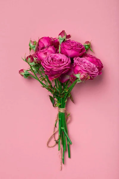 Pionenförmige Rosen, ein Strauß pionenförmiger Rosen auf farbigem Hintergrund, rosa pionenförmige Rosen. Geschenk zum Valentinstag und zum 8. März Rosen — Stockfoto