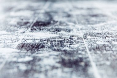 Bir ahşap yüzeye kar