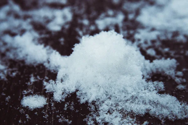 Снег на деревянной поверхности — стоковое фото