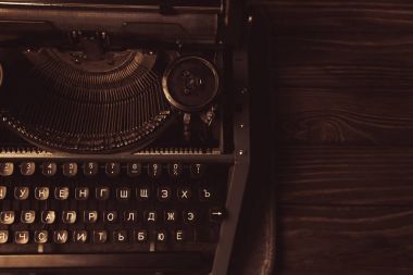Daktilo retro tarzı ahşap arka plan üzerinde.