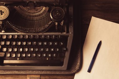 daktilo ve beyaz sayfa ve tükenmez kalem