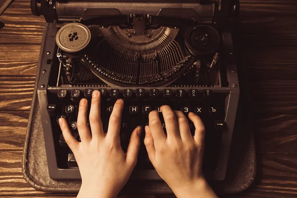 Руки Пишущей Машинке Деревянном Фоне — стоковое фото