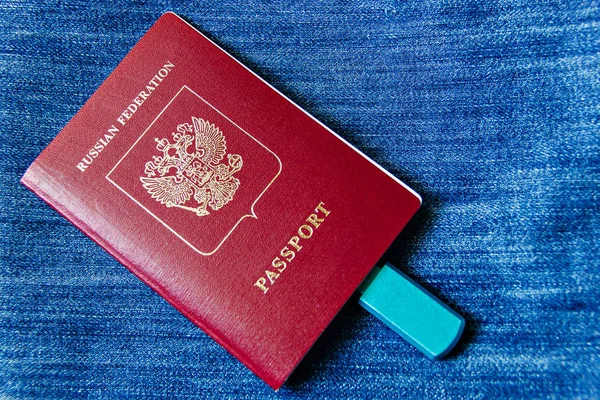 Passaporte da Federação russa com o disco em um contexto azul — Fotografia de Stock