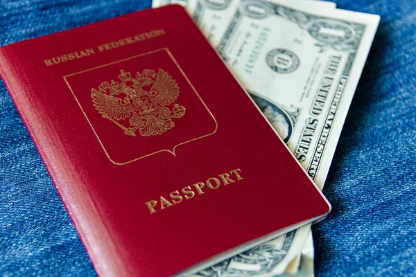 一张俄罗斯护照, 里面有钱出国旅行。 — 图库照片