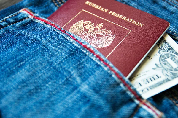 你口袋里拿着钞票的俄罗斯护照 — 图库照片