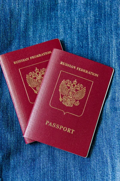 Dos pasaporte ruso para viajar sobre un fondo azul — Foto de Stock