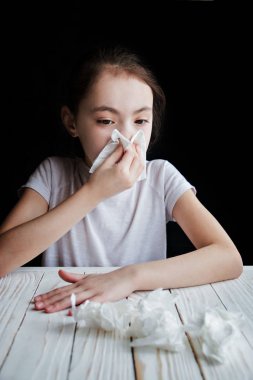 Beyaz bir t-shirt bir kız kağıt hankies nezle kullanır