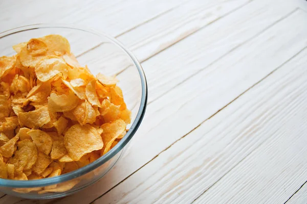 Beyaz ahşap zemin, zararlı gıda cam bardakta fiş