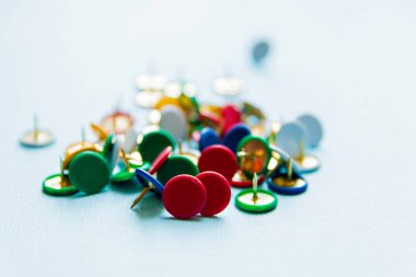 çok renkli raptiyeler, office teması
