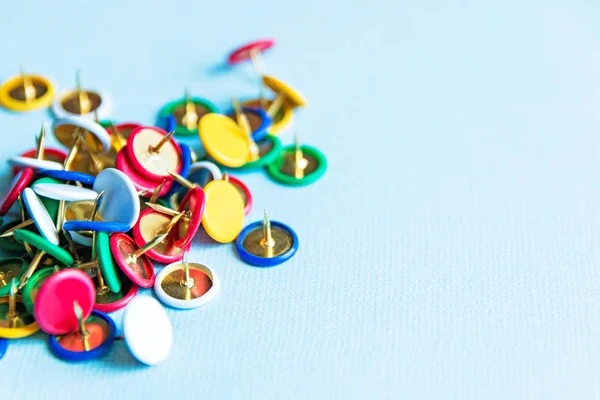 Pushpins multicoloridos, tema de escritório no fundo claro — Fotografia de Stock