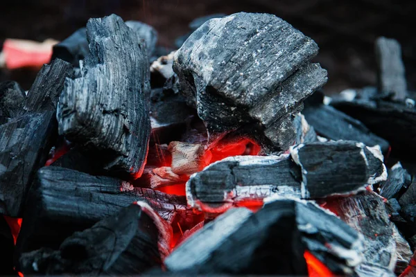 Charbons rouges-chauds préparés pour un barbecue — Photo