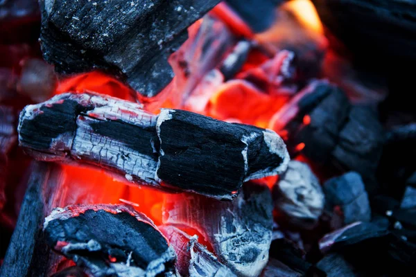 Червоне гаряче вугілля, приготоване для барбекю, крупним планом — стокове фото