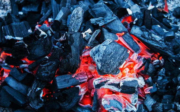 Rozpalone węgle przygotowane na grilla, zbliżenie — Zdjęcie stockowe