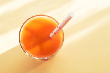 parlak turuncu havuç suyu güneş ışığı altında beyaz ahşap zemin üzerinde