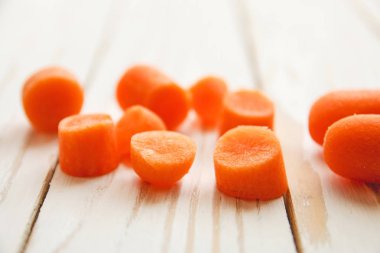 küçük parçalar, havuç, vejetaryen yemek, sağlıklı yiyecek ve yararlı vitaminler kesmek