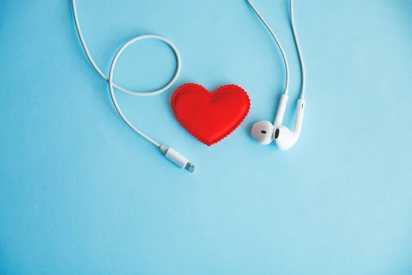 Müzik evrensel bir dildir insanlık, kırmızı kalp ve kulaklık
