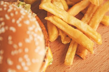Yönetim Kurulu hamburger ve patates kızartması bir tahta üzerinde Üstten Görünüm