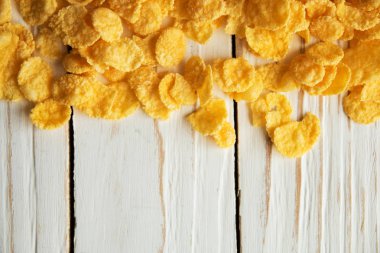 Beyaz ahşap zemin üzerinde kahvaltı için altın gevrek gevrek