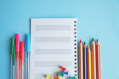 Farklı okul veya office üzerinde mavi bir arka plan sağlar. Eğitim ya da iş kavramı. Metin için boş yer.