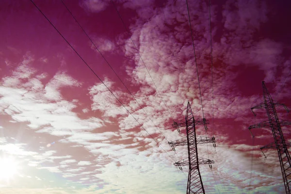 紫の空と白い雲の背景に電力線の背景 — ストック写真