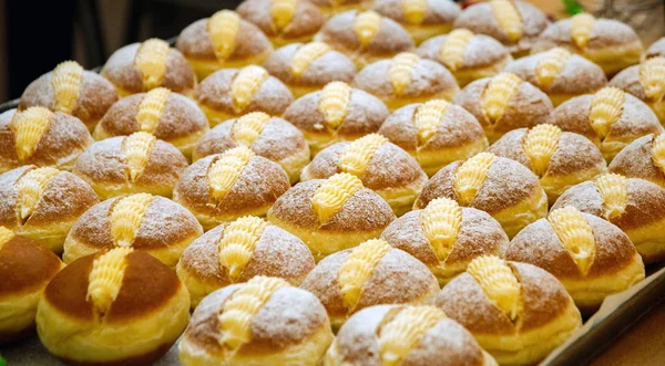 Listo para comer bollos exuberantes con crema de primer plano —  Fotos de Stock