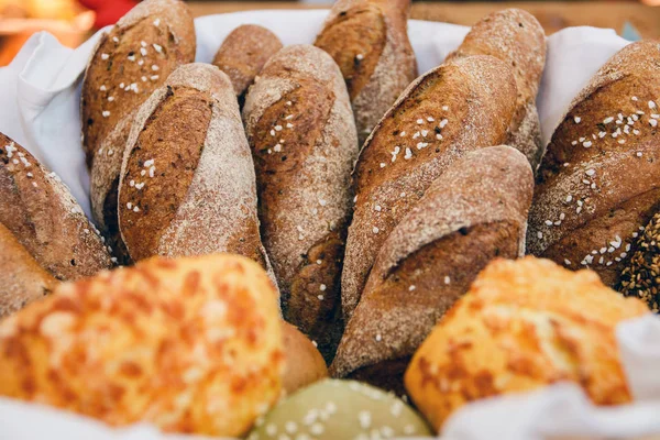üstünde belgili tanımlık sayaç taze pişmiş ekmek ve pastane ürünleri