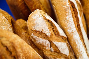 Ekmeği baget pişirme dükkanda bir sepet içinde yakın çekim