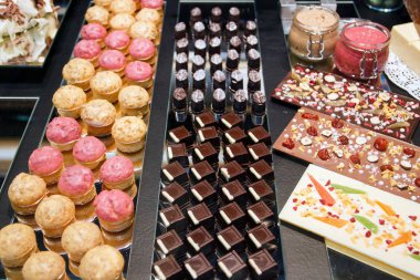 doldurma, fındık ve meyve ile çikolata şeker