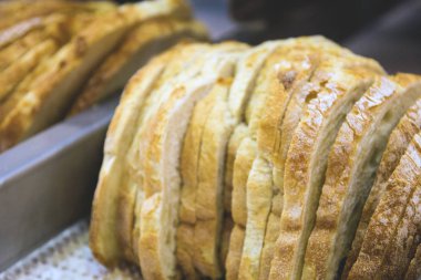 Konveyör bant dilimlenmiş taze pişmiş ekmek