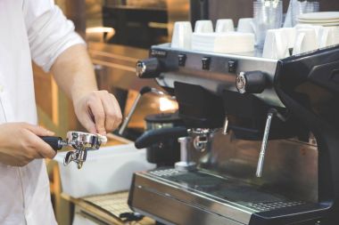 kadın kahve makinesi için temiz tutucu eller